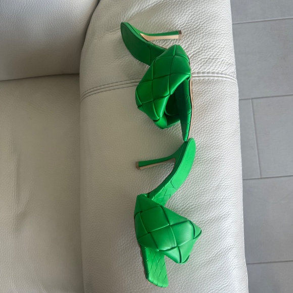 Bottega Veneta Woven Leather Lido Sandals Color Grass Women's Size 38 New - Picture 6 of 10